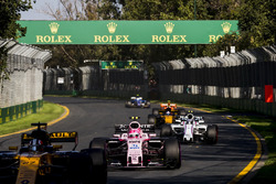 Nico Hulkenberg, Renault Sport F1 Team RS17, devant Esteban Ocon, Force India VJM10, et Lance Stroll, Williams FW40