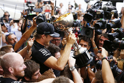 Le vainqueur Nico Rosberg, Mercedes AMG F1 fête le titre constructeurs de Mercedes