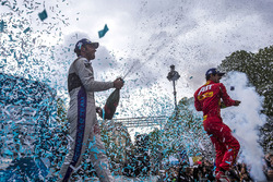 Podio: il vincitore Lucas di Grassi, ABT Schaeffler Audi Sport, secondo Jean-Eric Vergne, DS Virgin