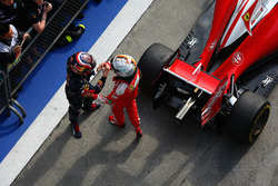 Даниил Квят, Red Bull Racing и Себастьян Феттель, Ferrari после финиша в закрытом парке