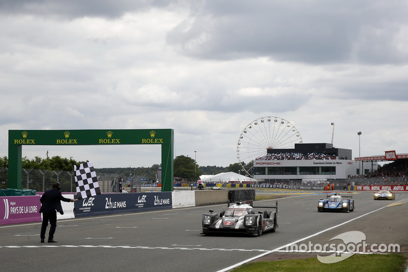 Bandera a cuadros para el #2 Porsche Team Porsche 919 Hybrid: Romain Dumas, Neel Jani, Marc Lieb