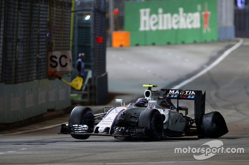 Valtteri Bottas, Williams FW38 con una foratura alla partenza della gara