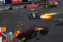 Crash: Max Verstappen, Red Bull Racing RB12