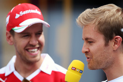 (Зліва направо): Себастьян Феттель, Ferrari з Ніко Росбергом, Mercedes AMG F1