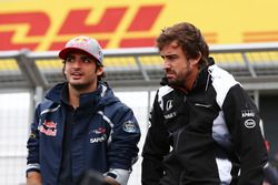 Carlos Sainz Jr., Scuderia Toro Rosso con Fernando Alonso, McLaren en el desfile de pilotos