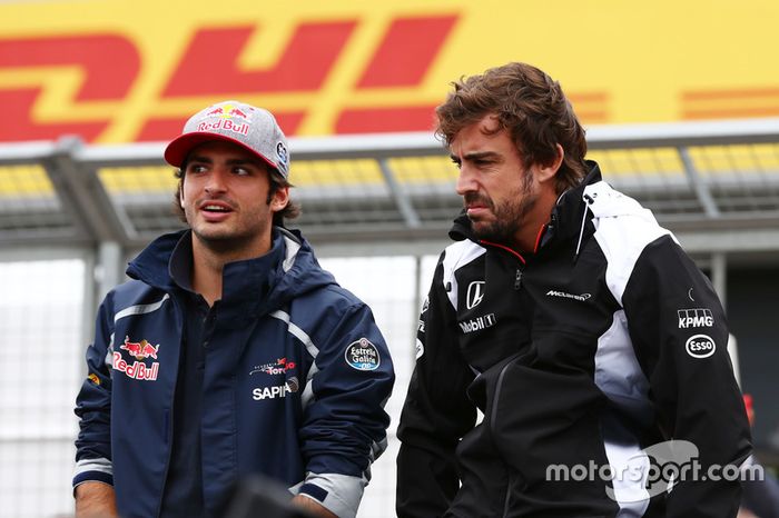 Carlos Sainz, Scuderia Toro Rosso con Fernando Alonso, McLaren en el desfile de pilotos