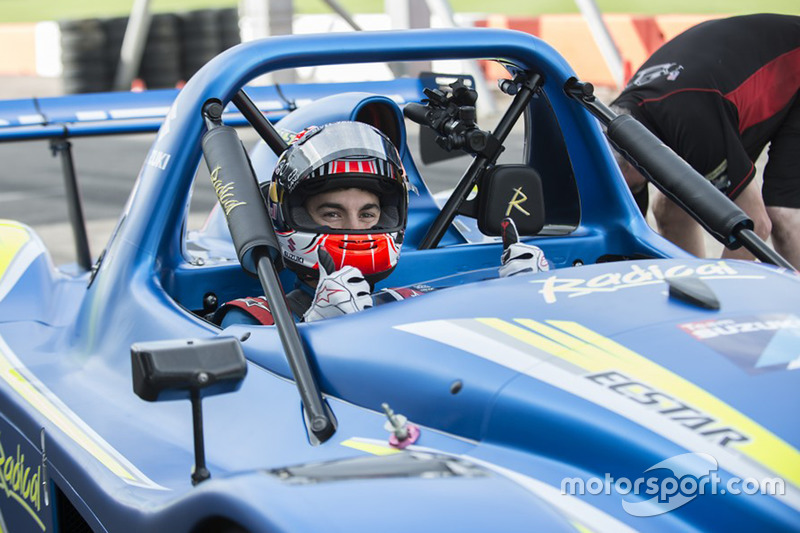 Maverick Viñales prueba el Suzuki GSX1300R Hayabusa powered Radical SR3