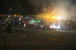 Feuer: #70 Mazda Motorsports Mazda Prototype: Joel Miller, Tom Long, Spencer Pigot