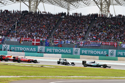 Lewis Hamilton, Mercedes AMG F1, W07 Hybrid, vor Nico Rosberg, Mercedes AMG F1, W07 Hybrid, und Seba