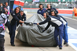 El Sauber C35 of Marcus Ericsson, Sauber F1 Team es llevado a pits