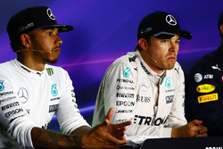 Lewis Hamilton, Mercedes AMG F1, und Teamkollege Nico Rosberg, Mercedes AMG F1, in der FIA Pressekon