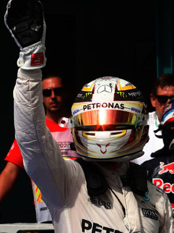 Il vincitore della gara Lewis Hamilton, Mercedes AMG F1 festeggia nel parco chiuso