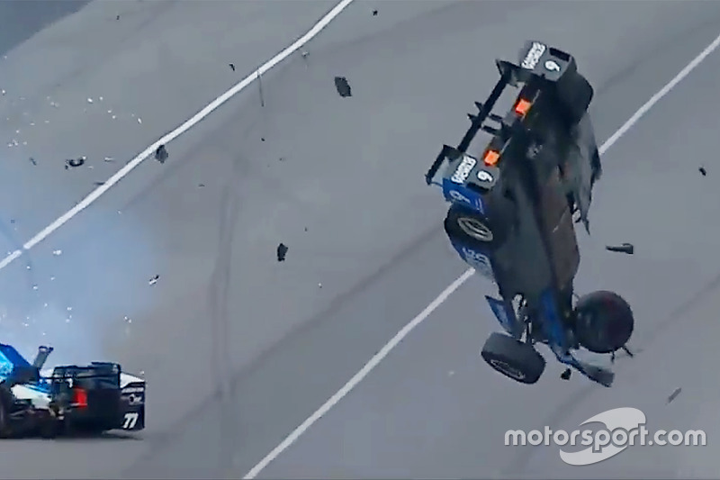 Жахлива аварія Скотта Діксона, Chip Ganassi Racing Honda, та Джея Ховарда, Schmidt Peterson Motorsports Honda
