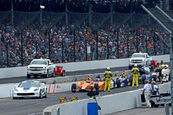 Fernando Alonso, Andretti Autosport Honda en de rest van het veld wachten tijdens de rode vlag situa