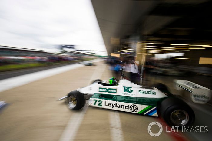 Carlos Reutemann Williams FW07B sale de un garaje de pits