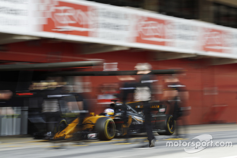 Jolyon Palmer, Renault F1 Team RS 17, entra al pit