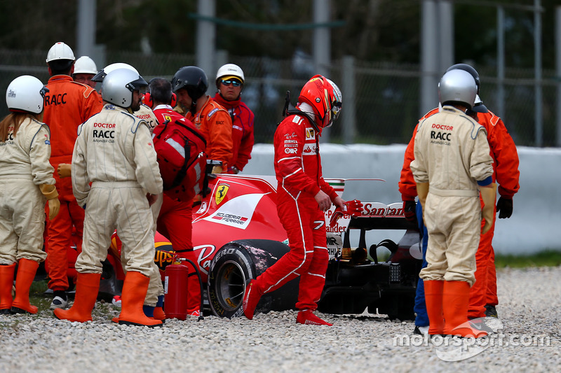 Kimi Raikkonen, Ferrari SF70H después del choque