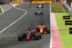 Romain Grosjean, Haas F1 Team VF-17, Fernando Alonso, McLaren MCL32