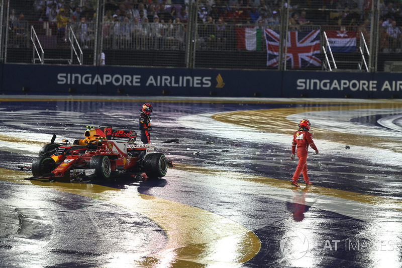 Max Verstappen, Red Bull Racing RB13 y Kimi Raikkonen, Ferrari SF70H después del choque