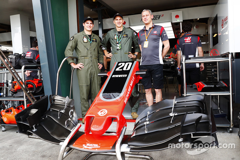 Члени ВПС Австралії біля боксів Haas F1 Team. Пілоти, які брали участь у ранішньому повітряному шоу