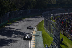 Esteban Ocon, Force India VJM10 y Nico Hulkenberg, Renault Sport F1 Team RS17