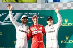 Lewis Hamilton, Mercedes AMG, tweede plaats, Sebastian Vettel, Ferrari, eerste plaats en Valtteri Bo