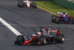 Romain Grosjean, Haas F1 Team VF-17, devant Carlos Sainz Jr., Scuderia Toro Rosso STR12, et Sergio Perez, Force India VJM10