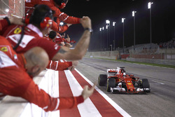 Le vainqueur Sebastian Vettel, Ferrari SF70H