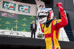 Yarış galibi Giuliano Alesi, Trident