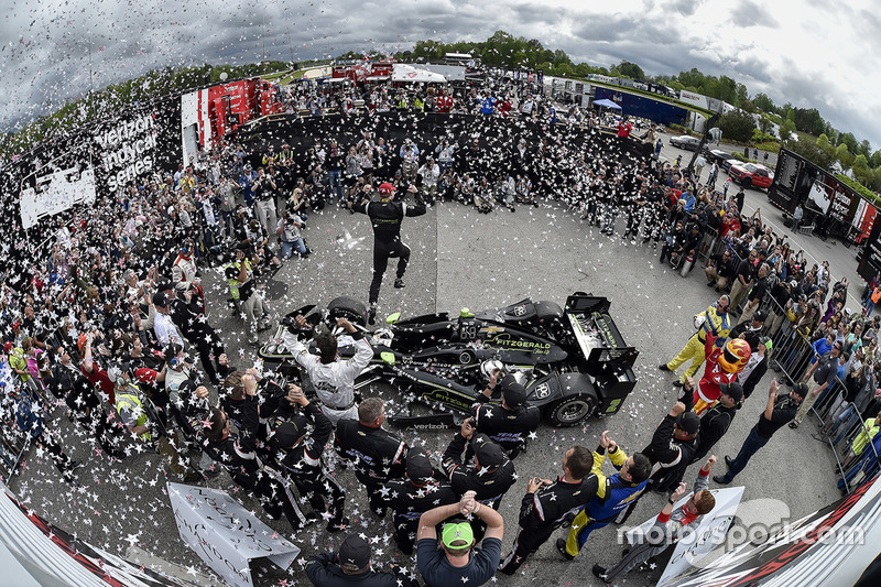 Race winner Josef Newgarden, Team Penske Chevrolet