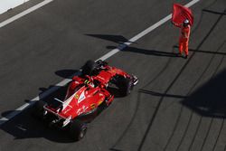 A marshal tries to stop Kimi Raikkonen, Ferrari SF70H