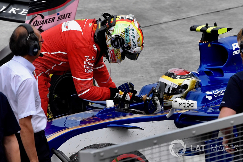 Sebastian Vettel, Ferrari thanks Pascal Wehrlein, Sauber C36 for the lift