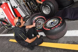 Pirelli-Ingenieur mit Pirelli-Reifen