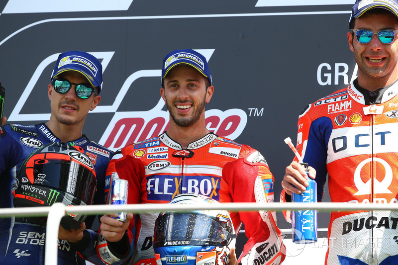 Podium : le deuxième, Maverick Viñales, Yamaha Factory Racing, le vainqueur Andrea Dovizioso, Ducati Team, le troisième, Danilo Petrucci, Pramac Racing