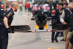 Mecánicos de Red Bull Racing, Red Bull Racing RB13 ala delantera