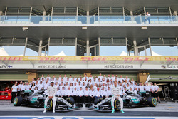 Lewis Hamilton, Mercedes AMG F1und Nico Rosberg, Mercedes AMG F1 beim Teamfoto