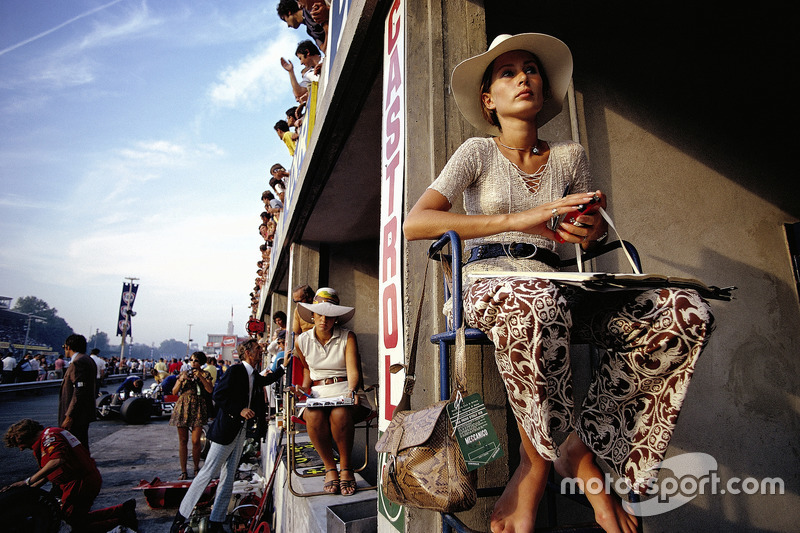 1970 - Nina Rindt esperando a passagem de seu marido Jochen. Ele morreria na Parabólica instantes mais tarde.
