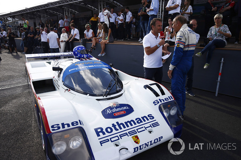 Ханс-Йоахим Штук рядом со своим Porsche 962c