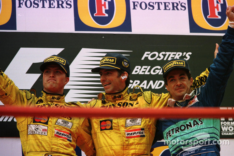 Podium : le vainqueur Damon Hill, Jordan, le second Ralf Schumacher, Jordan; le troisième Jean Alesi, Sauber