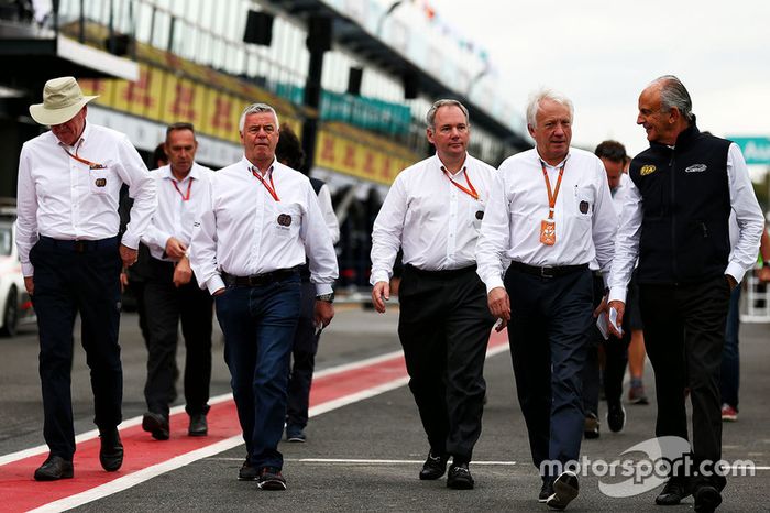 Derek Warwick, comisario de la FIA y Charlie Whiting, delegado de la FIA con otros delegados