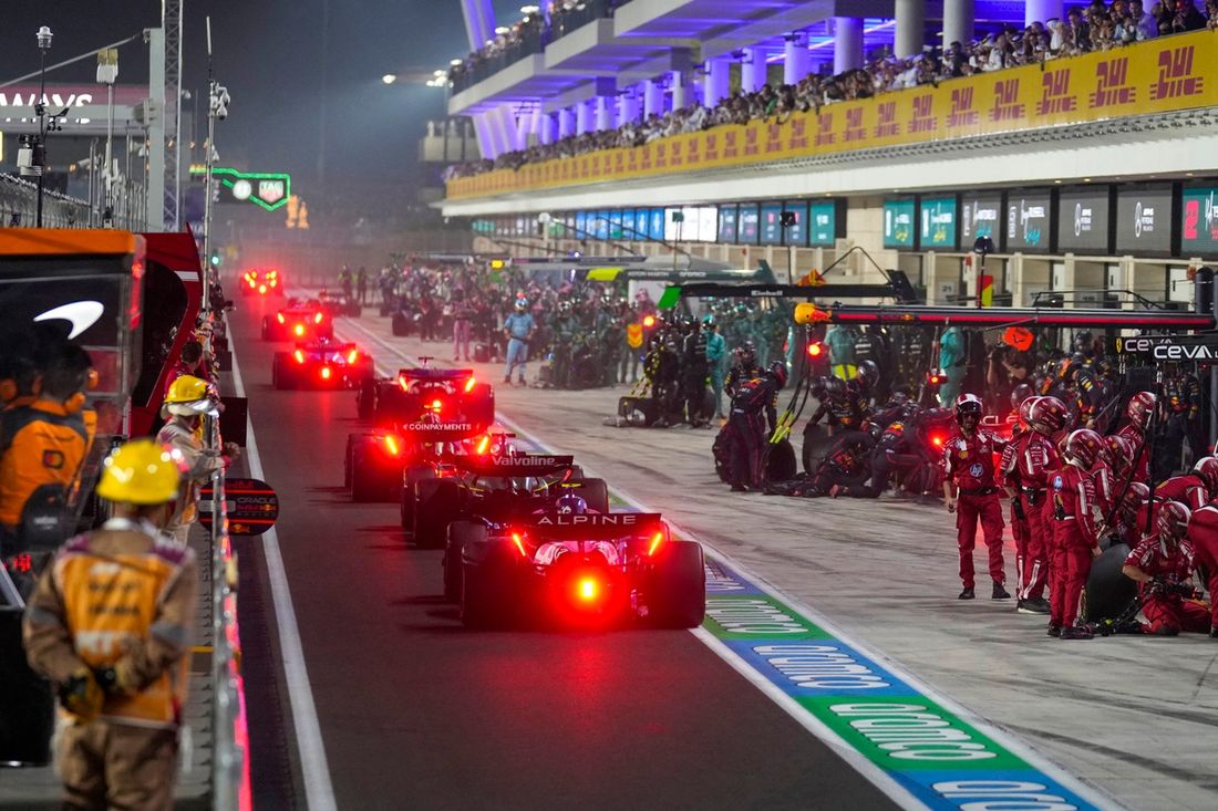 Kierowcy zjeżdżają do boksu podczas przejazdu samochodu bezpieczeństwa