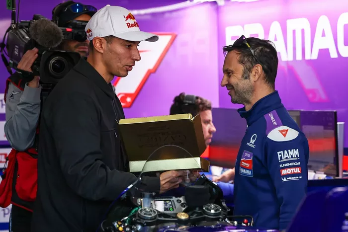 Toprak Razgatlioglu, Pramac Racing offers baklava to Gino Borsoi