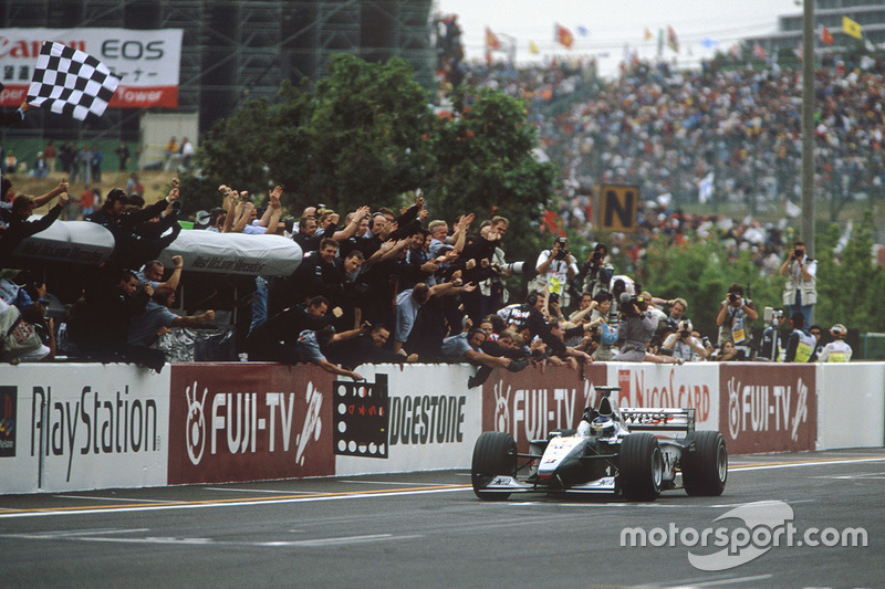 Mika Hakkinen, McLaren Mercedes take the win and World Championship