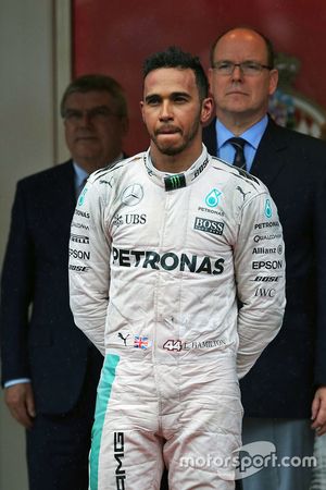 Podio: ganador d ela carrera Lewis Hamilton, Mercedes AMG F1