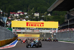 Nico Rosberg, Mercedes AMG F1 Team W07 aan de leiding bij de start