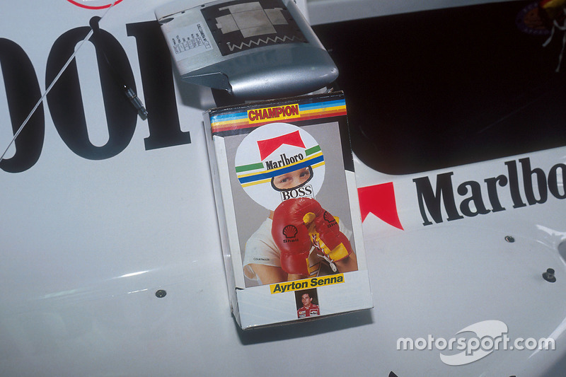 Luvas penduradas de Ayrton Senna, McLaren dá o último golpe da temporada