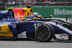 Felipe Nasr, Sauber C35; Daniel Ricciardo, Red Bull Racing RB12