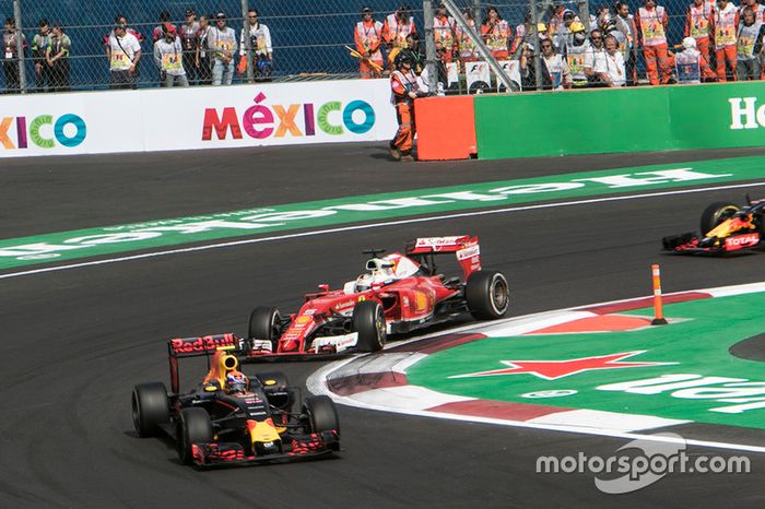 Max Verstappen, Red Bull Racing RB12 y Sebastian Vettel, Ferrari SF16-H