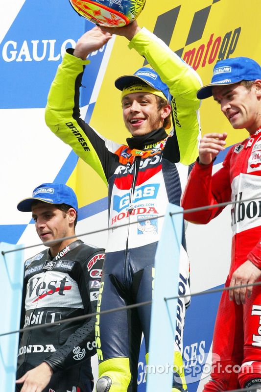 Podium: Ganador, Valentino Rossi, Honda Team, segundo, Alex Barros, Honda Pons, tercero, Carlos Chec