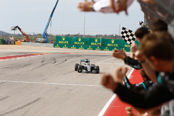 Льюїс Хемілтон, Mercedes AMG F1 W07 Hybrid отримує картатий прапор